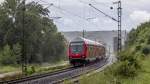 Bei strömendem Regen ist eine Regionalbahn auf der rechten Rheinseite unterwegs nach Koblenz Hauptbahnhof.