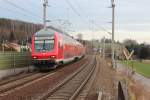 Die RB 17212 nach Zwickau (Sachs) Hbf fährt gerade in den Hp Glauchau Schönbörnchen ein, Schublok ist 143 038-8.