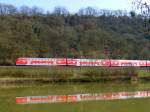 Deutschland, Rheinland-Pfalz, Spiegelung in der Saar der von einer BR 143 geschobenen Dostos und Steuerwagen von Kanzem nach Konz(Saarstrecke, KBS 685).06.03.2014