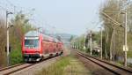 Durch den Hp Zwickau-Pölbitz fährt am 13.04.2014 die 143 359-8 mit dem RE 4766 nach Hof Hbf.