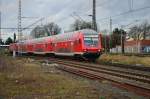 Steuerwagenvoraus verlässt ein RB 27 Zug den Rheydter Hbf, geschoben von der 143 366-3.