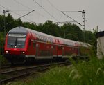 Steuerwagenvoraus kommt eine RB 27 aus Mönchengladbach Hbf nach Koblenz Hbf durch Jüchen gefahren.