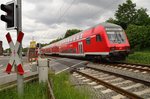 Nachschuß auf einen Steuerwagen eines RB27 nach Koblenz, der hier auf dem Bü Kölner Straße in Jüchen zusehen ist.