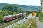 Ein RE nach Bamberg fuhr am 12.8.09 in Retzbach-Zellingen los. Im Hintergrund sieht man 185 531, die mit einem Güterzug auf Gleis 2 überholt wurde. 