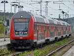 Der von 112 188 geschobenen RE5-Zug fährt gerade am Hauptbahnhof Neustrelitz ein. (Mai 2021)