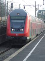 Ein Doppelstockzug, als RE5 nach Koblenz Hbf, fhrt aus Richtung Dsseldorf in Kln Messe/Deutz ein.