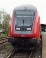 SE 15727 von Wchtersbach nach Frankfurt(Main)Hbf der DB Regio AG wartet in Wchtersbach auf seine Abfahrt. Am Zugschluss Doppelstock-Steuerwagen DBpbzf 763.6.<br><br>
Datum: 20. April 2001

