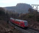 RE 19611 aus Stuttgart erreicht vor der Kulisse der Burg Hohentwiel in Krze den Endbahnhof Singen. 02.02.09