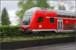 Die Schwarzwaldbahn macht sich auf die Reise durchs durchwachsene Wetter des 2. Mai 2010. Kurz nach dem Start in Konstanz.