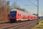 Steuerwagen voraus kommt am Sonntag den 7.4.2013 ein RE7 Zug nahe Osterath in Richtung Krefeld Hbf am Fotografen vorbei. Der Zug wird von der 112 137 geschoben.