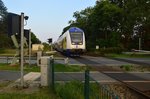 Am Bü Cuxhavener Straße in Otterndorf kommt ein RE5 Zug nach Cuxhaven Steuerwagen voraus auf den Fotografen zugefahren. 8.9.2016