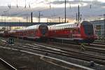 Blick in die Abstellanlage des Bahnhofs Berlin Lichtenberg. Zwei Dosto-Einheiten warten am Abend des 11.3.2017 auf neue Einsätze.