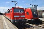 111 155 trifft am 3.7.2017 mit der S1 von Dortmund Hauptbahnhof nach Essen-Steele Ost im Bochumer Hauptbahnhof auf den RE6 (RE10619)  Westfalen-Express  von Köln/Bonn Flughafen nach Minden(Westf)