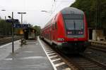 Nachschuss auf DBpbzfa mit Zuglok 114 010 und einer kalt mitlaufenden BR 114 von DB Regio Hessen als RE 4517 (RE50)  KinzigtalExpress  von Fulda nach Frankfurt(Main)Hbf, der den Bahnhof