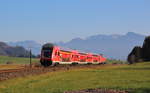 Steuerwagen vorraus befindet sich der RE Füssen - München kurz vor Weizern-Hopferau.