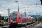 146 213 schiebt ihre 5 Doppelstockwagen als RB17122 (Freiburg(Breisgau) Hbf - Offenburg) in den Bahnhof Riegel-Malterdingen (16:33 Uhr)