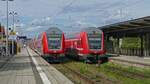 Der RE5 nach Stralsund und der Gegenzug nach Elsterwerda stehen im Neustrelitzer Hbf bereit zur Abfahrt.