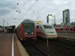 Dosto Steuerwagen vom RE 1 Hamm - Aachen neben ICE 2 bei der  Ausfahrt aus Dortmund Hbf.