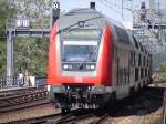 RegionalExpress der Linie 1 hat gerade Einfahrt in den Bahnhof Berlin Zoologischer Garten.