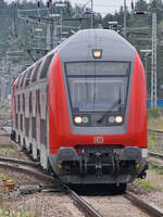 RE5 nach Finsterwalde fährt gerade am Hauptbahnhof in Neustrelitz ein.