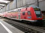 Ein Doppelstockwagen der Bauart 764 von DB Regio Bayern wird nach Ankunft als RE aus Passau Hbf in München Hbf mit  Nicht einsteigen  beschildert, da in kürze die Abfahrt in die Abstellung