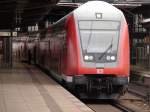 RE1 nach Magdeburg Hbf steht hier im Bahnhof Berlin Friedrichstrae.