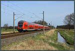 Ein von 182 011 geschobener RE 1 rollt am 12.04.2022 durch die Felder bei Bergzow-Parchen.