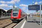 D-DB 50 80 86-11 137-1 DABpbzfa 767.2 als RE 16318 nach Magdeburg Hbf, am 24.08.2022 in Halle (S) Hbf.