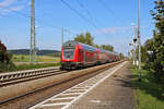 Eine Lok der Baureihe 111 schiebt ihren RE50 durch Bruckberg in Richtung München Hbf. (29.09.2023)