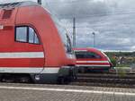 Hier steht ein DBpbzfa 766 (86-81063) mit der S1 nach Schöna im Bahnhof Heidenau. Nebenan steht 642 158/658-8 mit einer RB72 aus Kurort Altenberg kommend.