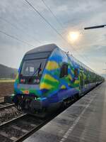 DB DoSto in Touristikzug-Lackierung wird von 114 029 gezogen - hier in Bahnhof Lindenholzhausen als RB 15263 in Richtung Frankfurt(Main)Hbf - 09.02.2025