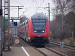 Der RE4 mit dem Ziel Dortmund Hbf(auch wenn das auf dem FIS n bissl anders aussieht) bei der Einfahrt von Geilenkirchen am 27.11.07.