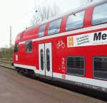 SE 15727 von Wchtersbach nach Frankfurt(Main)Hbf der DB Regio AG wartet in Wchtersbach auf seine Abfahrt. Am Zugschluss Doppelstock-Steuerwagen DBpbzf 763.6 mit Werbeaufschrift fr die  Messe Wchtersbach .<br><br>
Datum: 20. April 2001








