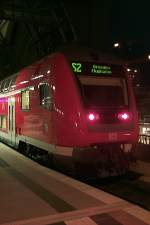 Ein Doppelstocksteuerwagen der Gattung 3 DBpbzf wartet am Abend des 2.1.05 im Dresdener HBF als S2 nach Dresden-Flughaven auf den Abfahrtsbefehl.