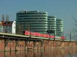 Regionalexpress auf der Stadtbahn vor dem Trias-Gebude in Berlin (Mrz 2003)