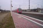 Ein 763.6 fuhr mit dem RE1  NRW-Express  am 24.3.2005 in den Bahnhof Dren ein in Richtung Aachen.