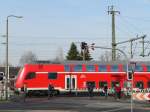 Ein Regionalexpress aus Frankfurt (Oder) fhrt in Frstenwalde ein.