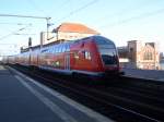 Steuerwagen des RE5 richtung Elsterwerder verlsst grad Berlin Ostbahnhof.