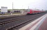 Ein 765.5 Doppelstock Steuerwagen aus Hamm(Westf) kommend fhrt in den Bahnhof Dren ein. Schulblok ist 146 023-7. 03.05.2005