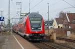 Der Regionalexpress aus Oldenburg fhrt in Leer(ostfriesl) ein um nach kurzem Aufenthalt nach Emden Hbf zu fahren.