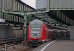 Die RE6 nach Dsseldorf Hbf bei der Ausfahrt in Duisburg Hbf, Schublok war 146 012-0, 11.7.10