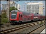 Ein Steuerwagen der Bauart 765 am RE1 bei der Abfahrt aus Essen Hbf