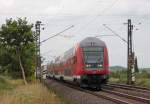 Mit einem 763.6 Steuerwagen an der Spitze fhrt der RE5 aus Emmerich nach Koblenz an der Fotostelle kurz vor Sechtem vorbei, Schublok war 146 022-9, 9.8.10