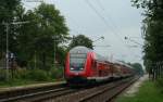 RE 4414 (Hannover Hbf-Norddeich Mole) mit Schublok 111 137-6 bei der Durchfahrt Heidkrug 17.8.10