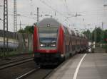 Ein Zug der Linie RE5 erreicht Dsseldorf Benrath am 23.07.2010