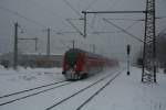 Ein RE 7 zog mit viel Schnee im Gepck durch Wuppertal Vohwinkel  