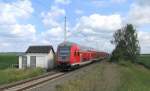 Mit Steuerwagen voraus fhrt hier der RE5 von Stralsund nach Falkenberg(E) durch Grfendorf.