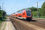 In Baruth(Mark) Durchfhrt der RE2-Umleiter (RE 18011) nach Cottbus den Bahnhof. Geschoben wurde er von der 112 108. 06.07.2011