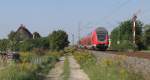 Mit Steuerwagen voraus kommt hier der RE nach Karlsruhe gefahren.