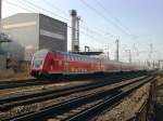 Ein Doppelstock-Steuerwagen an der Spitze eines RegionalExpress in Richtung Frankfurt-Sd am 14.03.06 an der Main-Neckar-Brcke in Frankfurt.